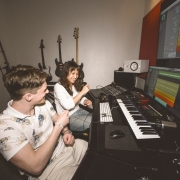 Elever jammar i studio