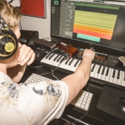 Elever jammar i studio