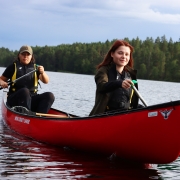 På inriktningen får du öva på ledarskap och service i en skoltid fylld av äventyr: klättring, paddling, fiske och överlevnad.