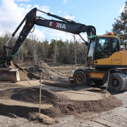 En lektion kan se ut och vara på olika sätt: utomhus, i klassrummet, i anläggningshallen eller i en maskin.