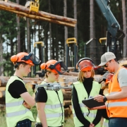 Skolan har en uppsättning egna drönare och du har möjlighet att utbilda dig till fjärrpilot inom kategori A1/A3