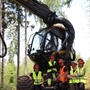 Genom starka samarbeten och ett engagerat branschråd får du komma ut på APL och köra i skarpt läge på riktiga avverkningsområden hos de stora skogsbolagen.