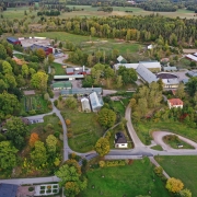 Skolan har ett fantastiskt område med fina miljöer.